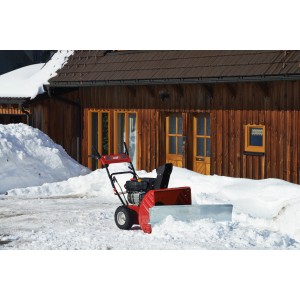 MTD SMART M 61 Schneefräse beim Schneeräumen vor einem Haus.