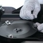 Dreame Mähroboter A2 2000: Detailaufnahme der Installation der Klingen.