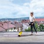 Frau reinigt Terrasse mit Kärcher Terrassenreiniger PCL 4 Flächenreiniger.
