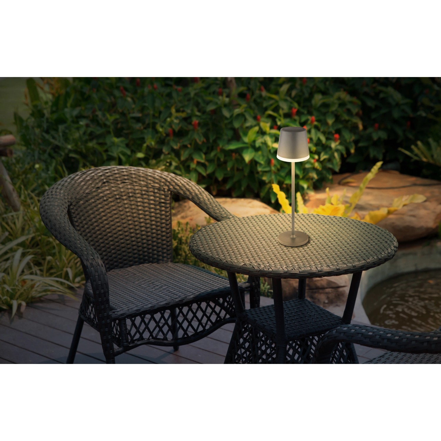Globo Solarleuchte, anthrazitfarbene Metall-Tischleuchte (41 cm) auf Gartentisch.