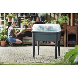 Elho Anzuchthaube XXL Green Basics, 75x36 cm, transparent, auf einem Anzuchttisch im Garten.