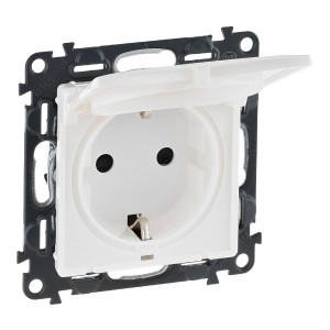 Weiße Legrand Valena Steckdose mit Klappdeckel für erhöhten Berührungsschutz.