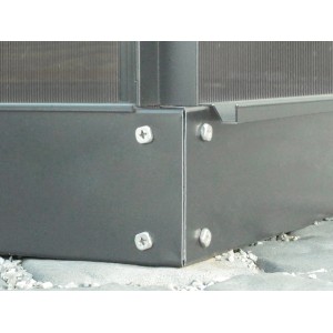 Detailaufnahme: Schwarzes Vitavia Fundament Venus 2500 aus Stahl für Gewächshaus, verschraubt.