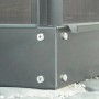 Detailaufnahme: Schwarzes Vitavia Fundament Venus 2500 aus Stahl für Gewächshaus, verschraubt.