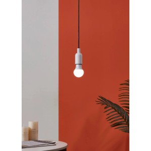 Eglo E27 LED Leuchtmittel in Globeform, 5,9W, neutralweißes Licht, hängend im Raum.