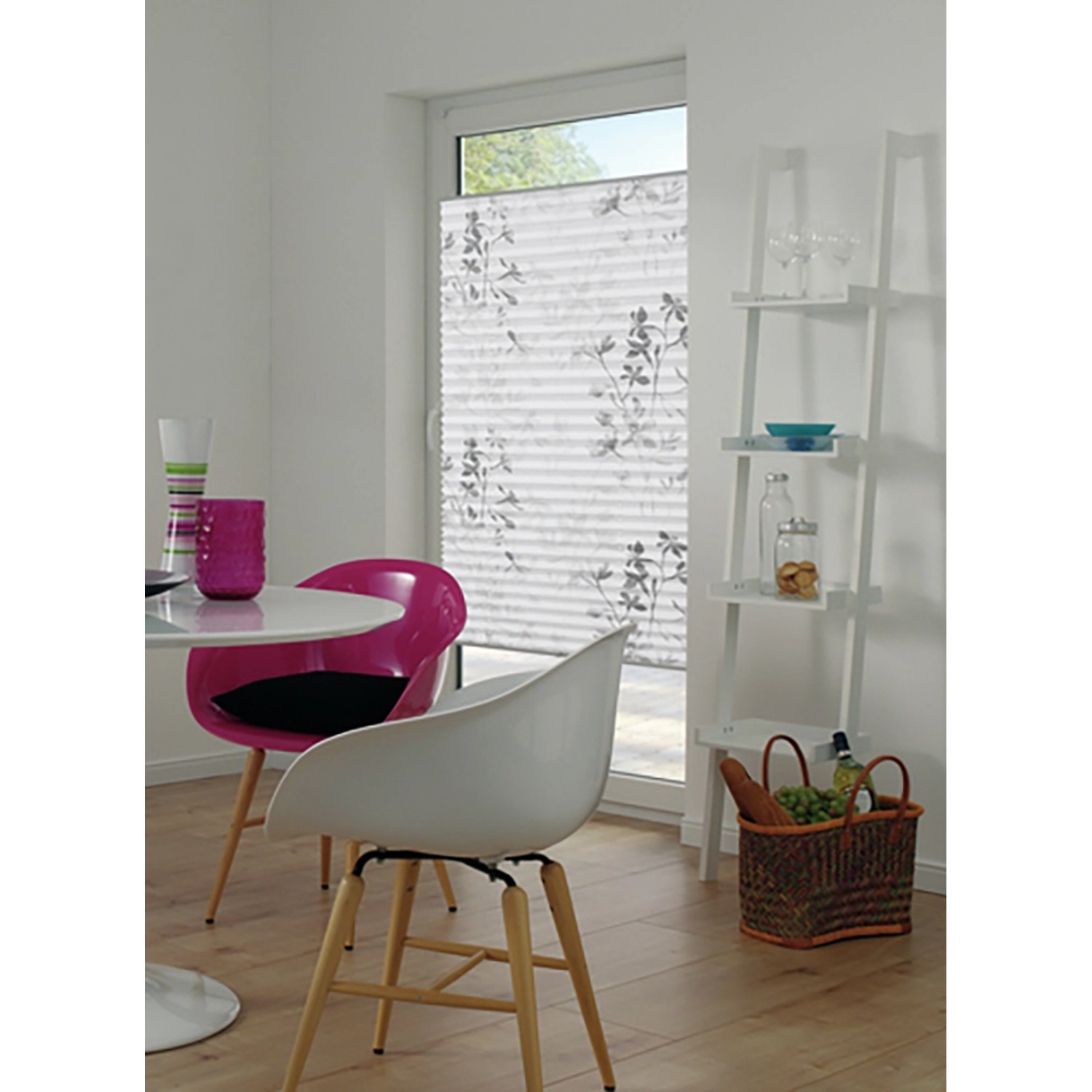 Gardinia Plissee Bella Blätter, 70x130 cm, weiß, im Wohnraum mit Esstisch und Dekoleiter.