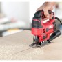 Skil Stichsäge 4530AA (550 W) im Einsatz beim Holzsägen mit Spänen.