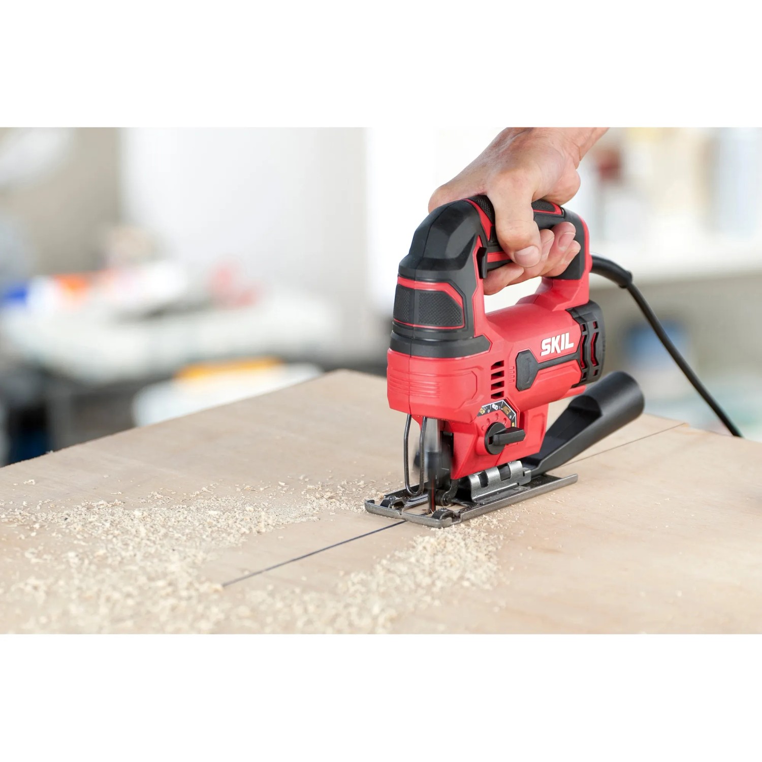Skil Stichsäge 4530AA (550 W) im Einsatz beim Holzsägen mit Spänen.
