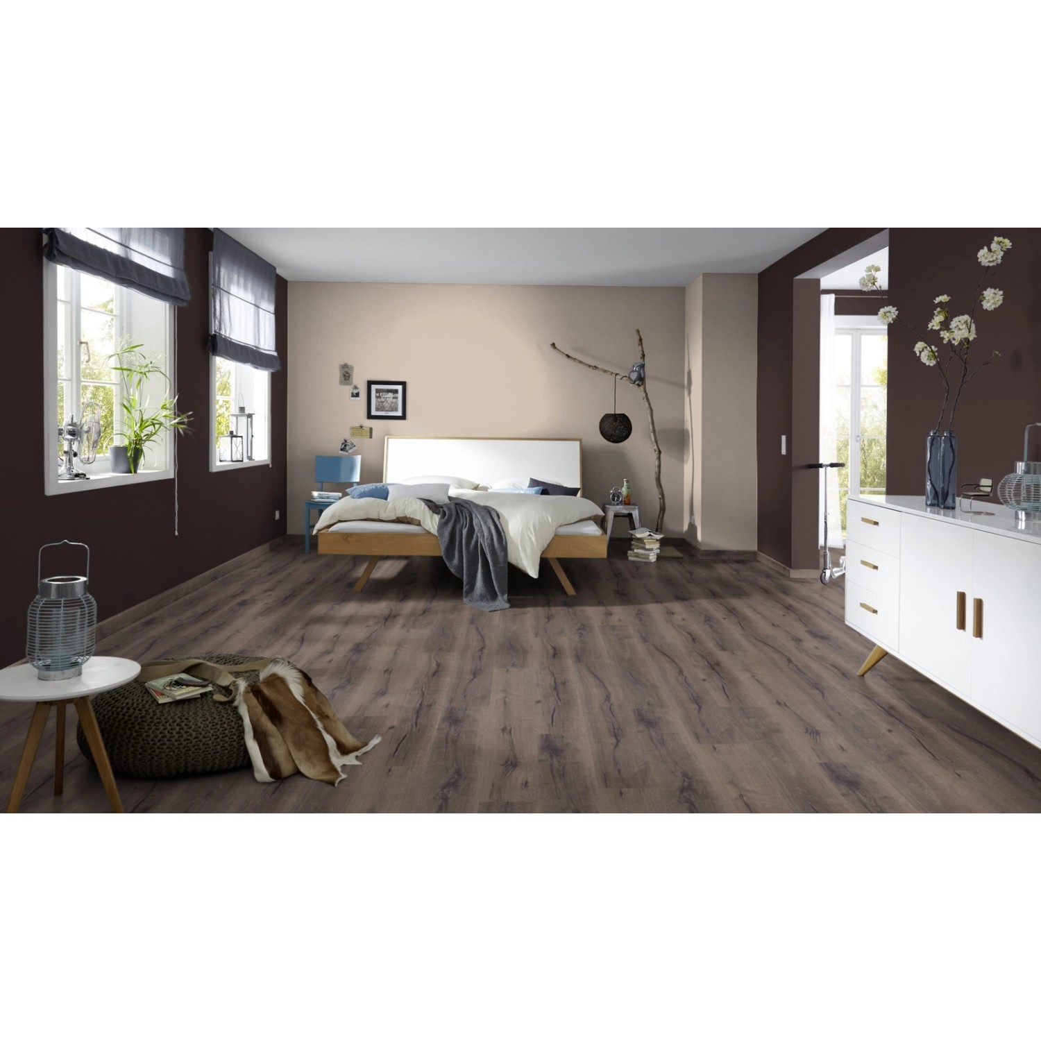 Verlegter Laminatboden Excellent Eiche Ambience 8 mm im Schlafzimmer mit dunklem Holzdekor.
