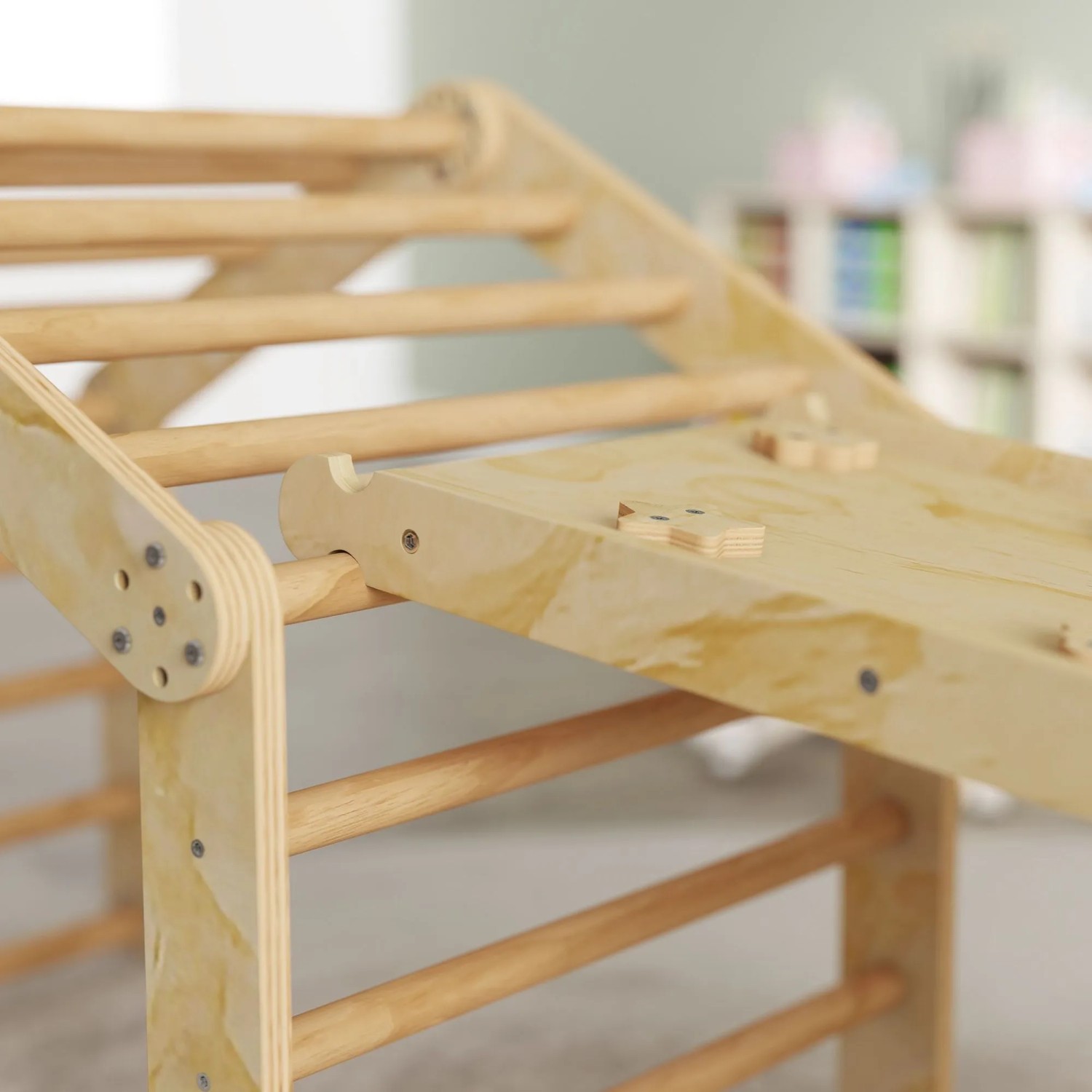 AIYAPLAY Klettergerüst aus hellem Holz mit Rutsche und Kletterbogen. Robustes Indoor-Spielgerät für Kinder.