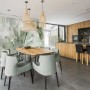 Komar Fototapete Botanical Boho im Esszimmer mit tropischem Pflanzenmuster.