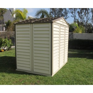 Duramax Kunststoff-Gartenhaus StoreAll, beige, 3,9 m², auf Rasenfläche.