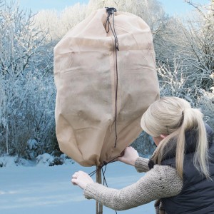 Beiger Winterschutz Thermomantel (150 cm x Ø 70 cm) zum Schutz von Pflanzen vor Frost und Schnee.
