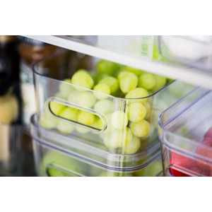 Gestapelte SmartStore Compact Clear S Aufbewahrungsboxen, gefüllt mit Obst im Kühlschrank.