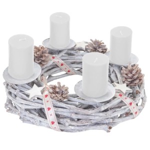 Weißer Adventskranz aus Holz (Ø 30cm) mit vier Kerzen und Deko.