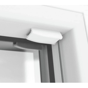 Detailaufnahme: Weißes Schöner Wohnen Plissee Marla am Fensterrahmen befestigt.