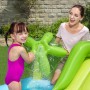 Bestway Wasserspielcenter Aquarium mit Rutsche und spielenden Kindern im Garten.