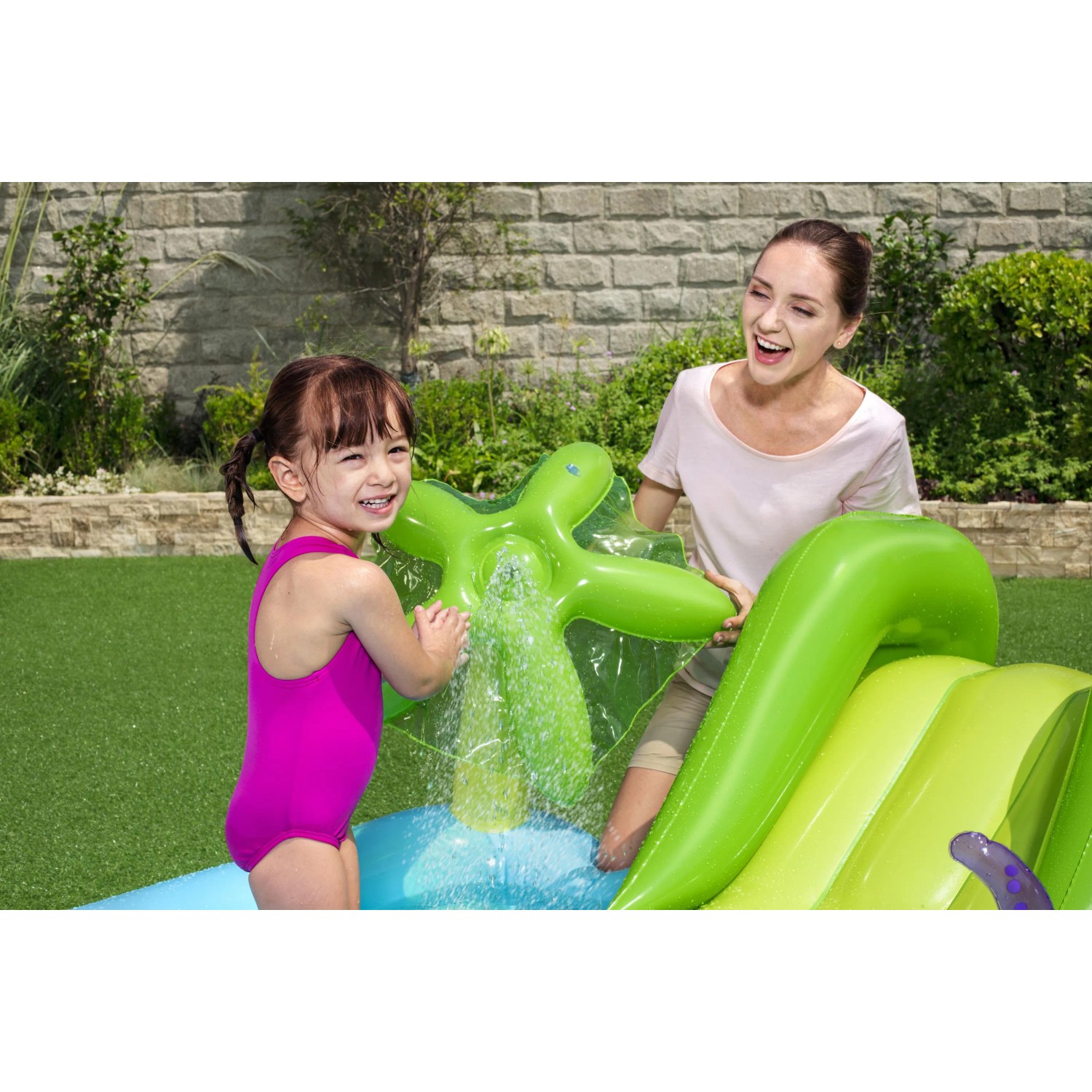 Bestway Wasserspielcenter Aquarium mit Rutsche und spielenden Kindern im Garten.