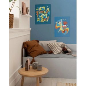 Blaues Komar Keilrahmenbild „Disney Inside Out Think Positive“ im Kinderzimmer.
