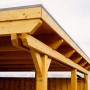 Detailansicht des Skan Holz Carport Emsland in Nussbaum, Holzkonstruktion mit flachem Dach.