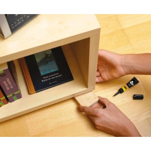 Anwendung von Uhu Alleskleber Super Transparent 7g zum Kleben eines Holzstücks an ein Regal.