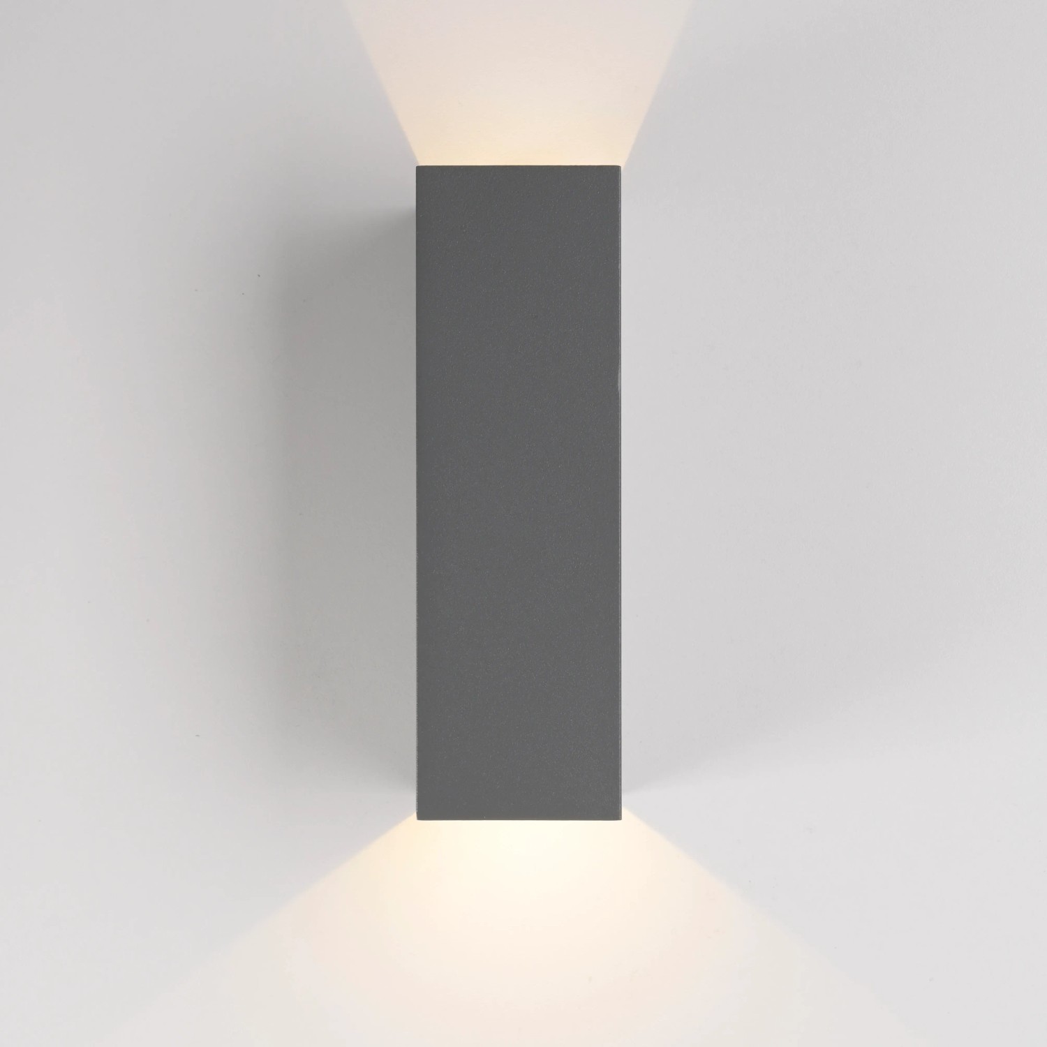 Graue LED-Außenwandleuchte Block von Paul Neuhaus, Lichtaustritt nach oben und unten.