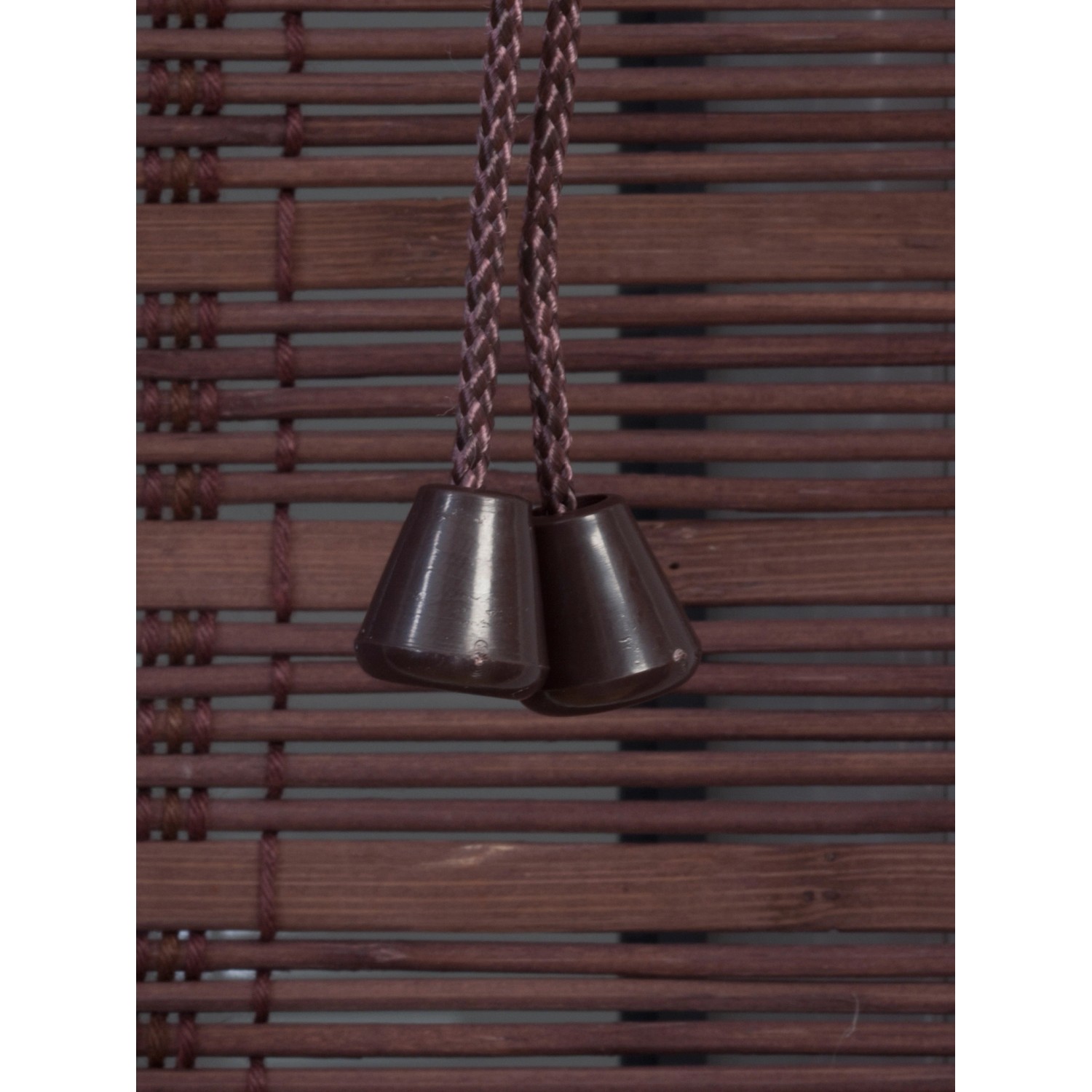 Detailaufnahme: OBI Bambus-Raffrollo Mataro in Teak mit Zugschnüren.