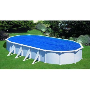 Ovaler Stahlwandpool Bornholm mit blauer Sommerabdeckplane auf grünem Rasen.