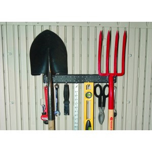 Lifetime Werkzeughalteleiste mit Gartengeräten und Werkzeugen an einer Gartenhauswand.