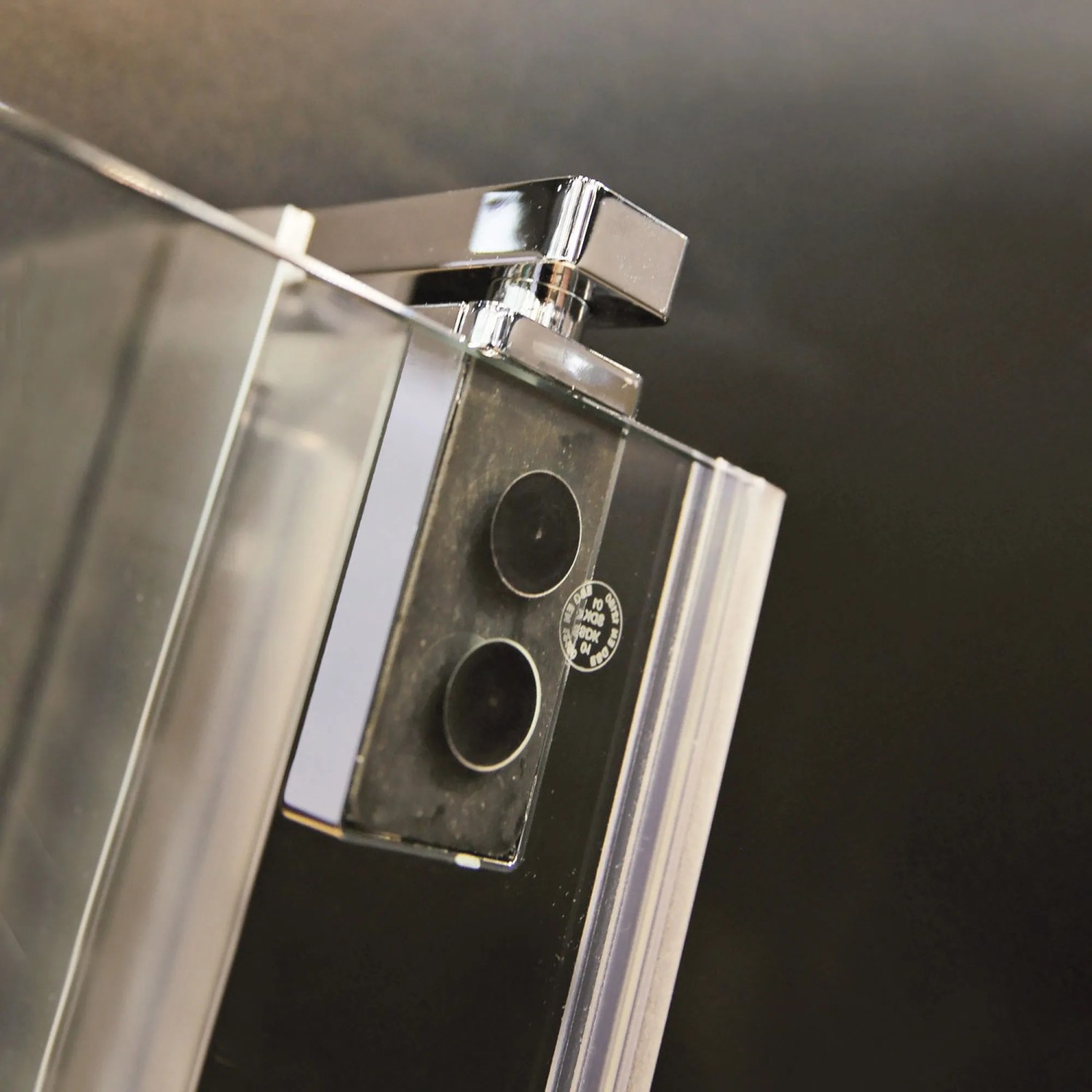 Detailaufnahme: Breuer Drehtür Europa Design, Chrom, Klarglas, Beschläge und Glaselemente.
