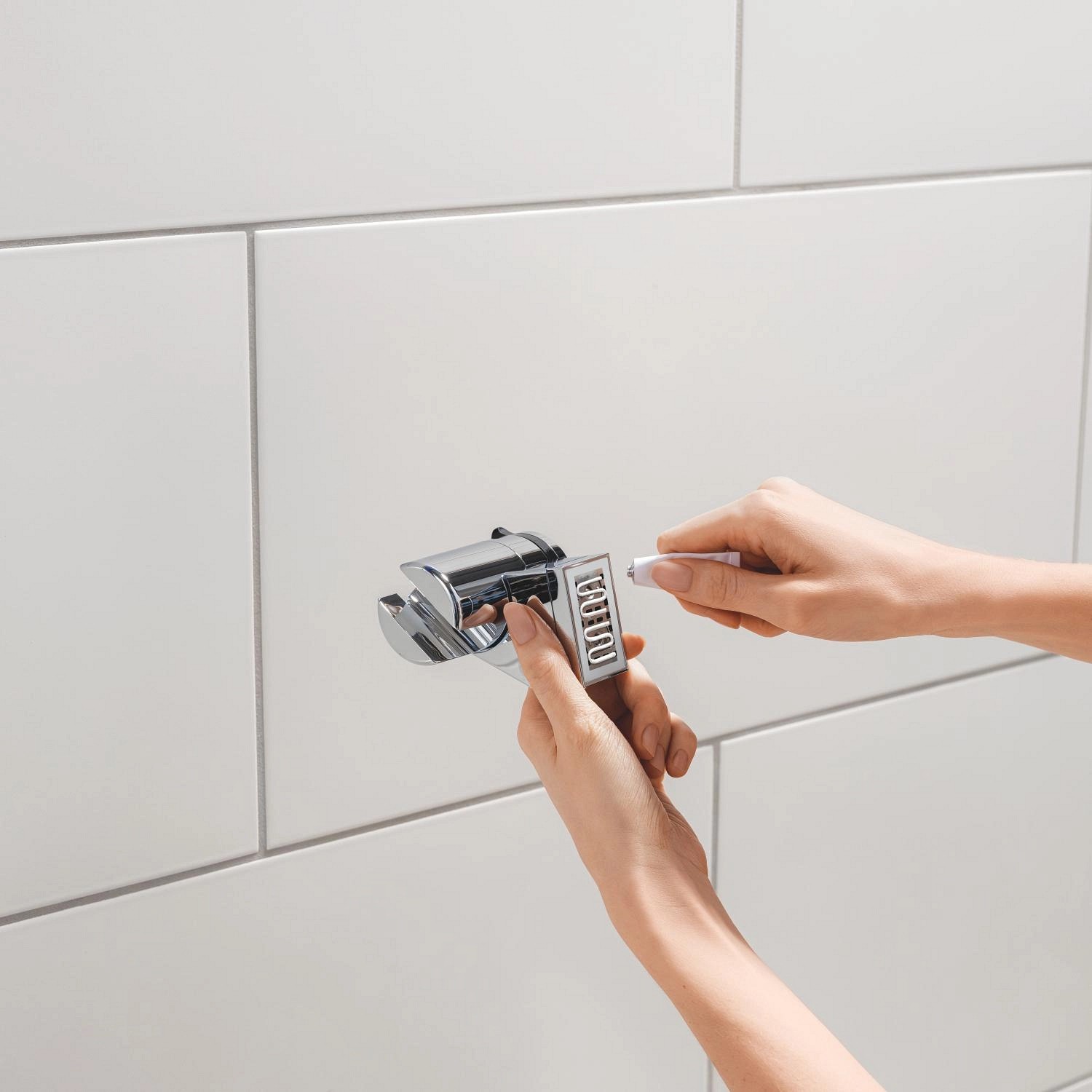 Montage der Grohe Vitalio Start 110 Brausegarnitur mit Quickfix-System an der Wand.