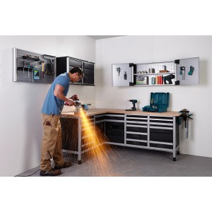 Werkstatt mit wolfcraft Lochwand WSS System zur Werkzeugaufbewahrung und Werkbank mit Schubladen.