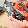 Black+Decker Akku-Stichsäge BDCJS18 beim Sägeblattwechsel.