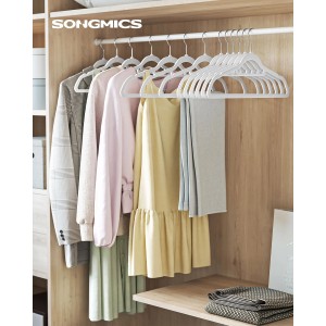 Songmics Kleiderbügel Set, 50-teilig, silber-weiß, Samt, im Kleiderschrank mit Kleidung.