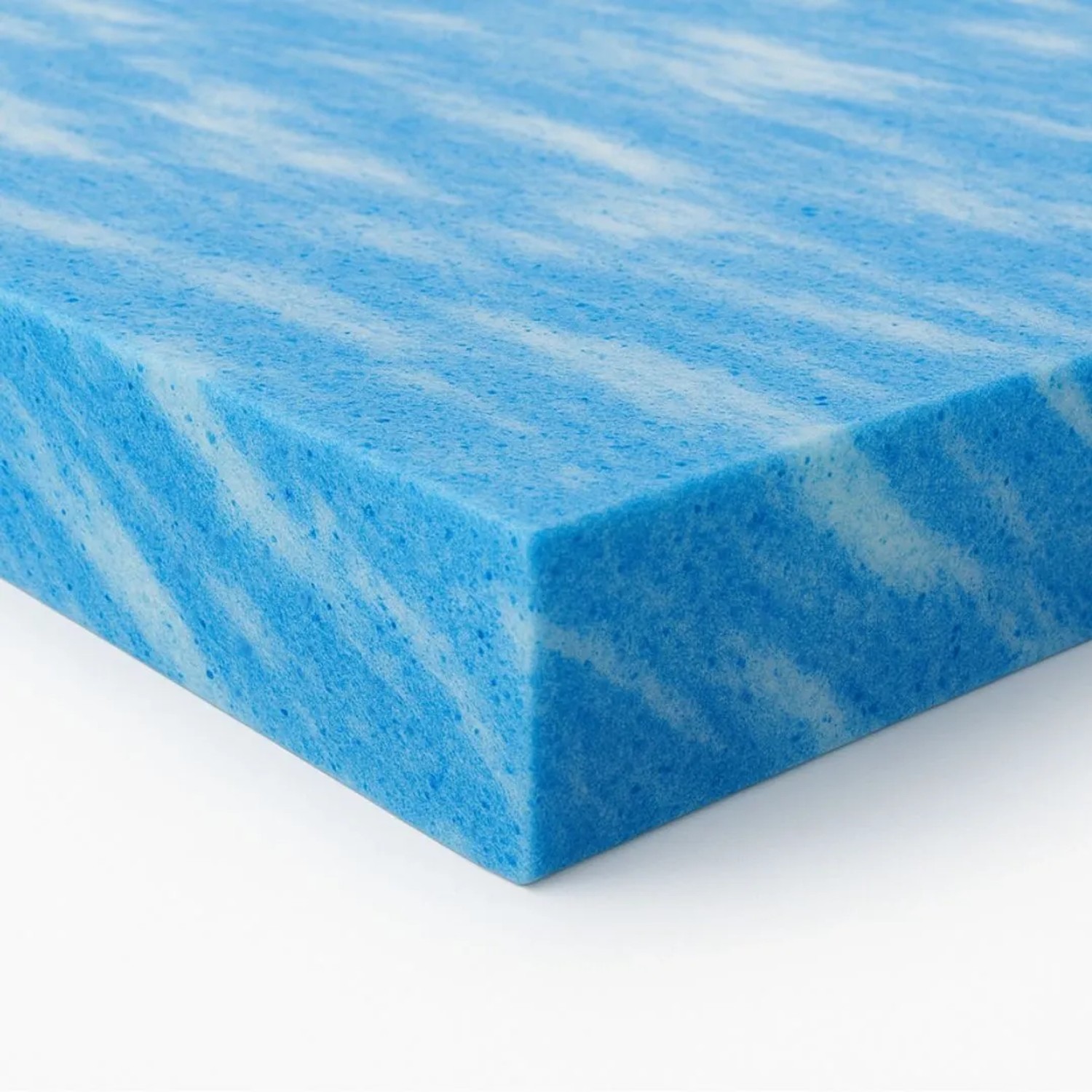 Blau-weiß gemusterter Gelschaum Topper, Detailansicht der weichen, stützenden Matratzenauflage für hohen Schlafkomfort.