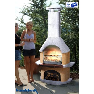 Buschbeck Gartengrillkamin San Remo in Weiß-Terrakotta mit Grillrost und Holzscheiten im Feuerraum.