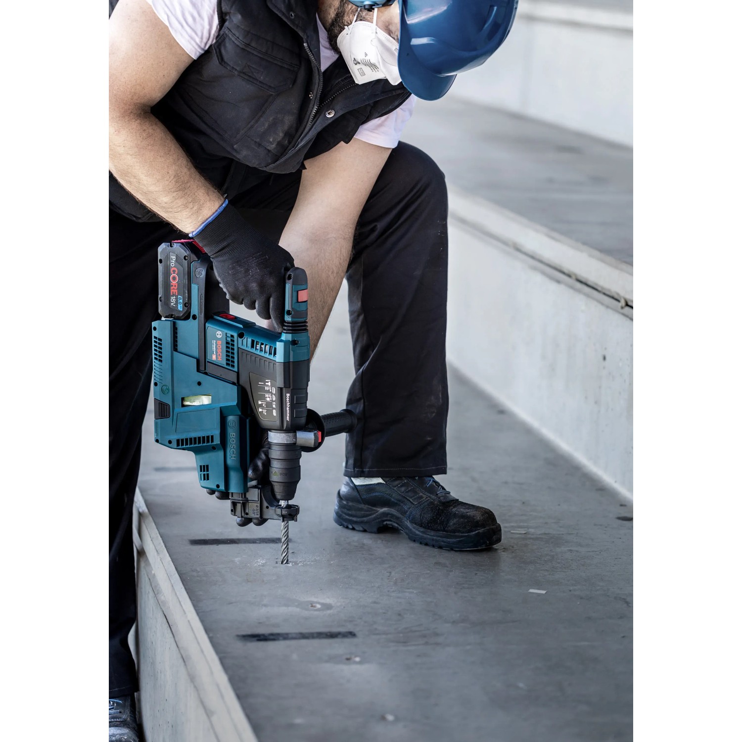 Bosch Expert Hammerbohrer SDS Plus-7X im Einsatz beim Bohren in Beton.