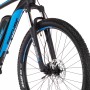 Detailaufnahme: Schwarzes Fischer E-Bike Mountainbike mit Federgabel und grobstolligen Reifen.