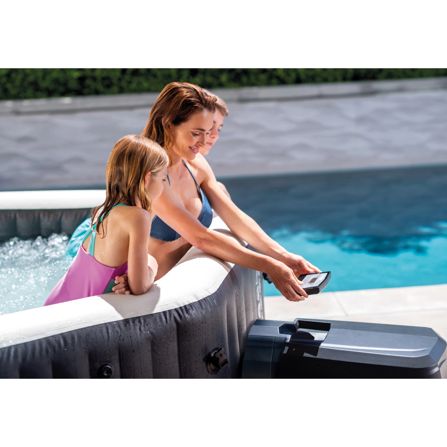 Intex PureSpa Octagon aufblasbarer Whirlpool mit Familie im Garten.