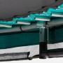 Detailaufnahme: Federn und Rahmen des grünen Salta Trampolin Comfort Edition Ground ø 396 cm.