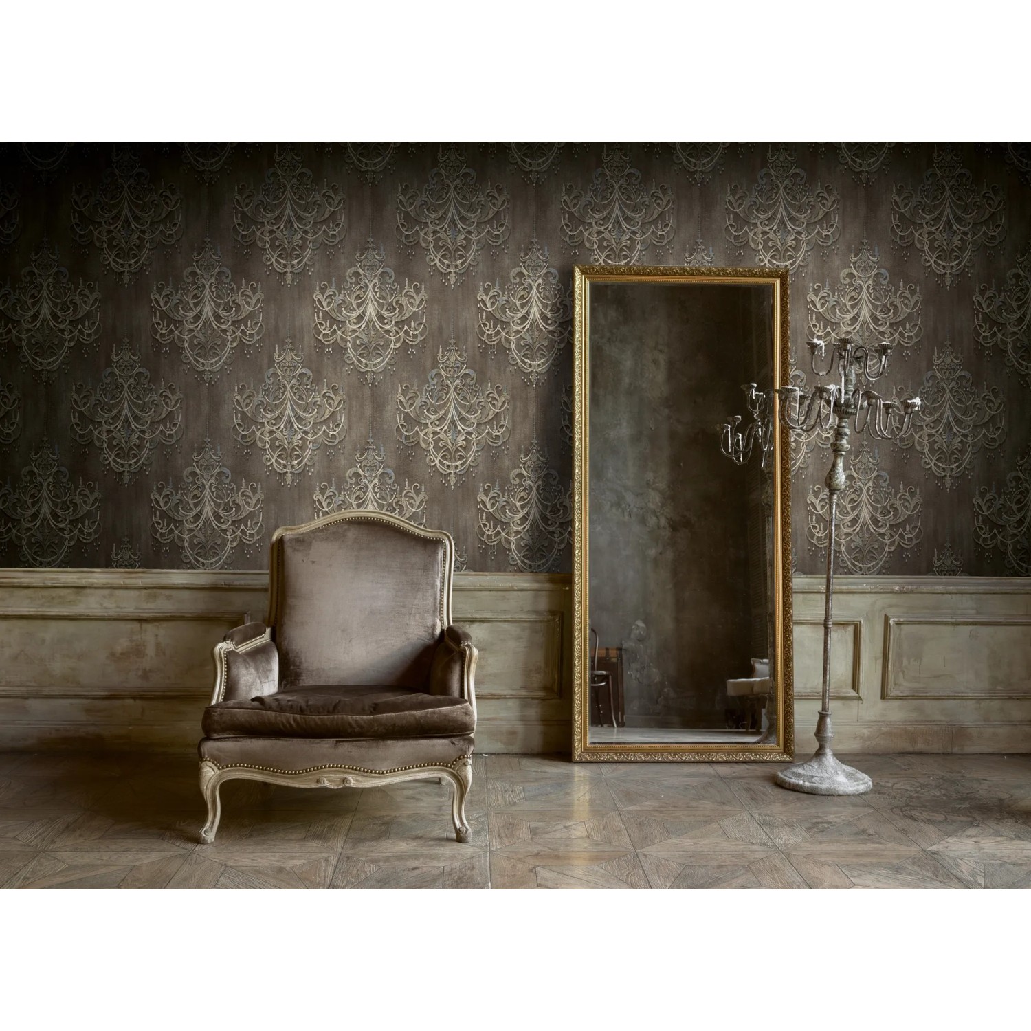 Vliestapete Barock mit Kronleuchter-Muster in Braun und Blau. Dekorative Wandgestaltung.