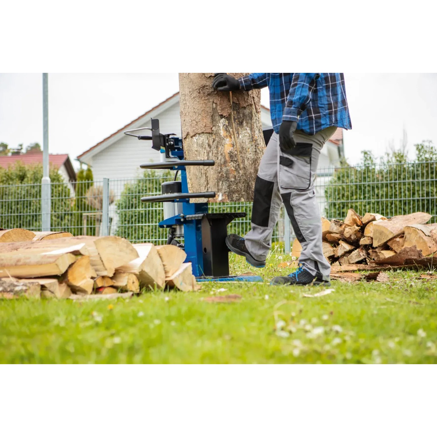 Scheppach Holzspalter Compact 8 t bei der Arbeit: Holz spalten leicht gemacht.