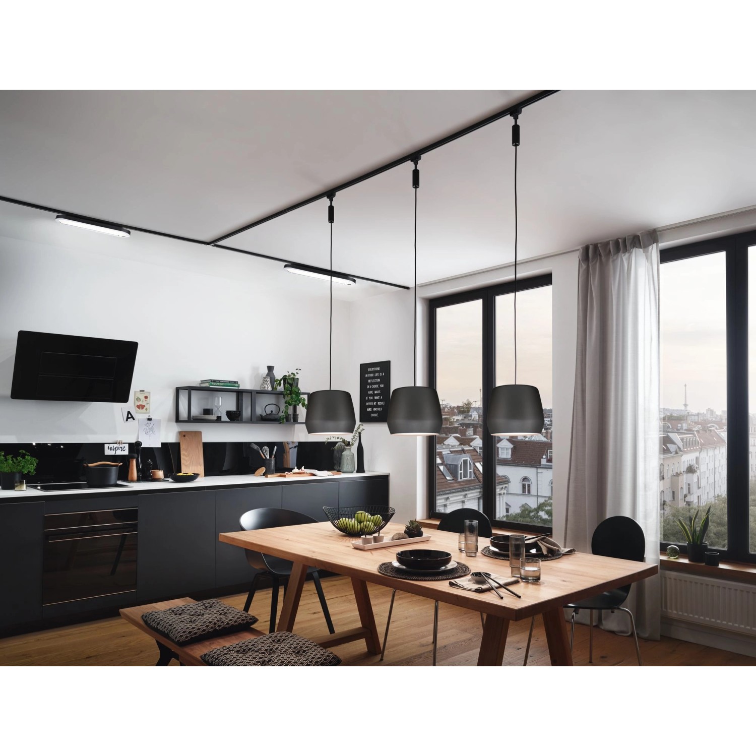 Schwarzer Paulmann URail Pendel Adapter an Schienensystem über Esstisch.