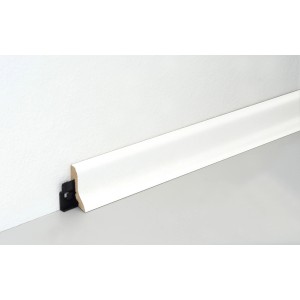 Weiße FN Neuhofer Sockelleiste FU018L aus MDF mit Clip-System und Kabelkanal.