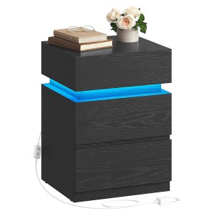 Schwarzer Songmics Nachttisch 'Kailyn' mit LED-Beleuchtung und 3 Schubladen. Bücher und Blumen als Deko.