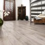 Verlegter Laminatboden Comfort Eiche Natur 7 mm im Wohnraum mit Holzstruktur und Maserung.