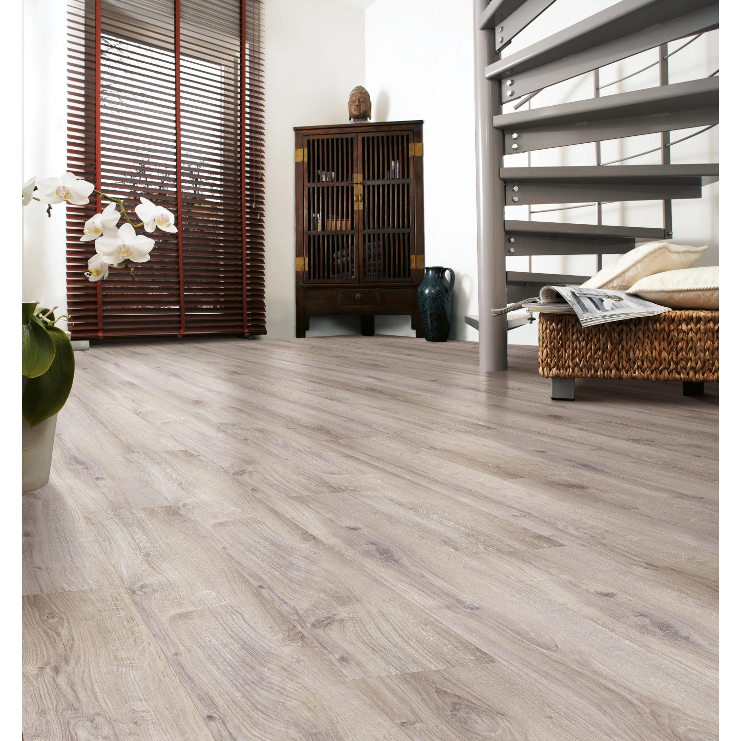 Verlegter Laminatboden Comfort Eiche Natur 7 mm im Wohnraum mit Holzstruktur und Maserung.