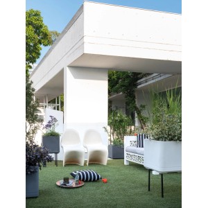Deroma Quadro Cosmo Pflanztopf, 38x38x39 cm, Anthrazit, im Gartenambiente.