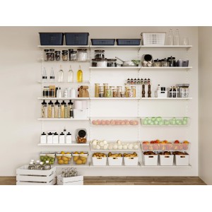 Regalsystem mit weiß-alu Metall-Drahtböden (43x80,5cm) und Lebensmitteln.