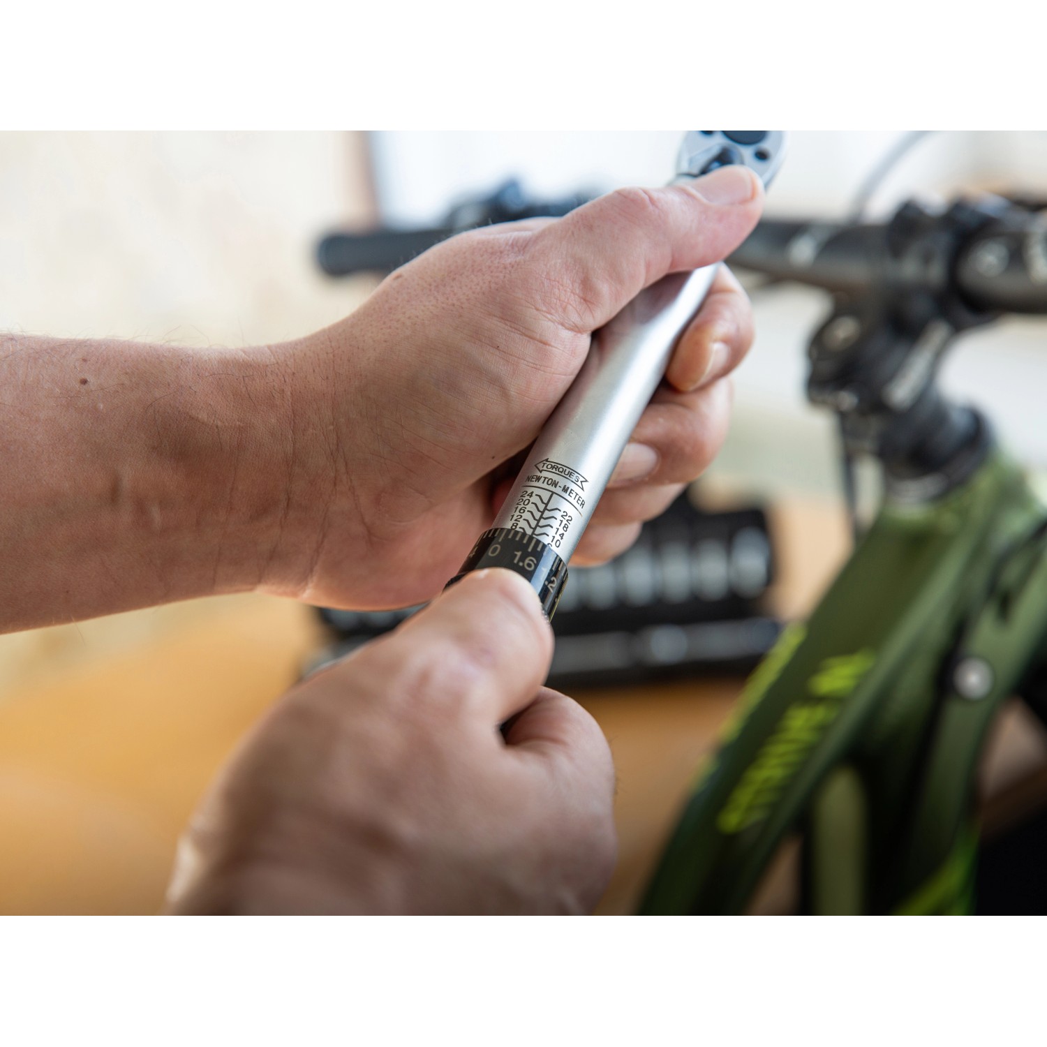 LUX Drehmomentschlüssel-Set in Nutzung am Fahrrad, 19-teilig für präzises Schrauben.